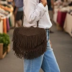 شنطة كروشيه بنية بشرابات